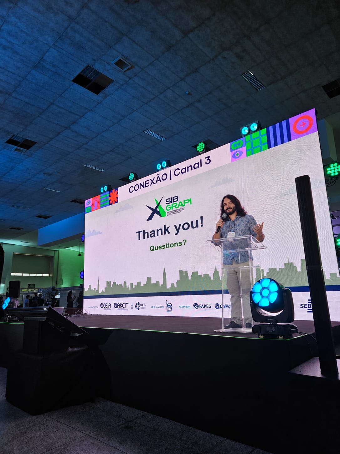 Wide view of the SIBGRAPI 2026 stage during the questions segment of the talk