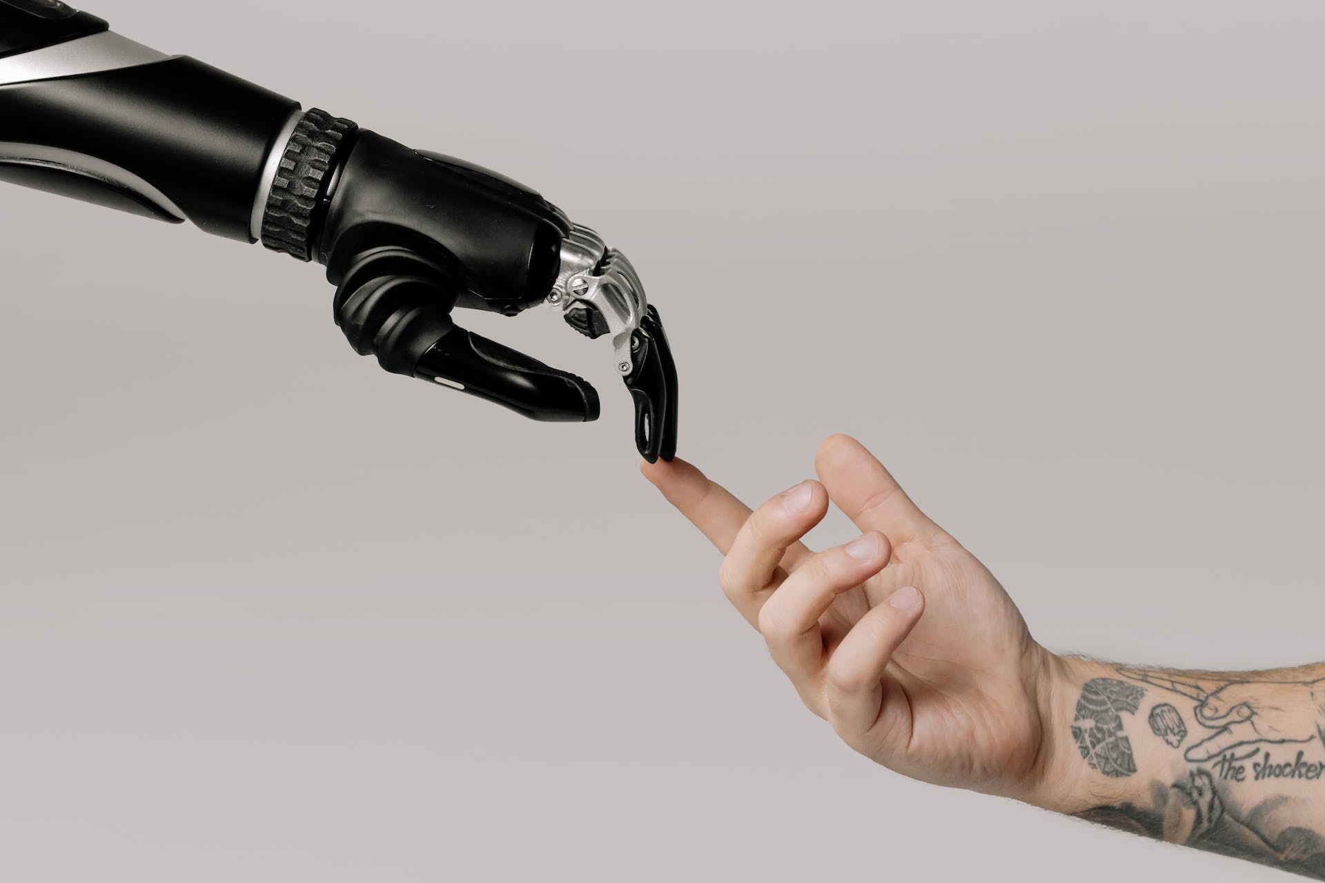 Mão humana e mão robótica